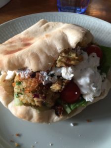 Falafel i pitabröd med myntadressing